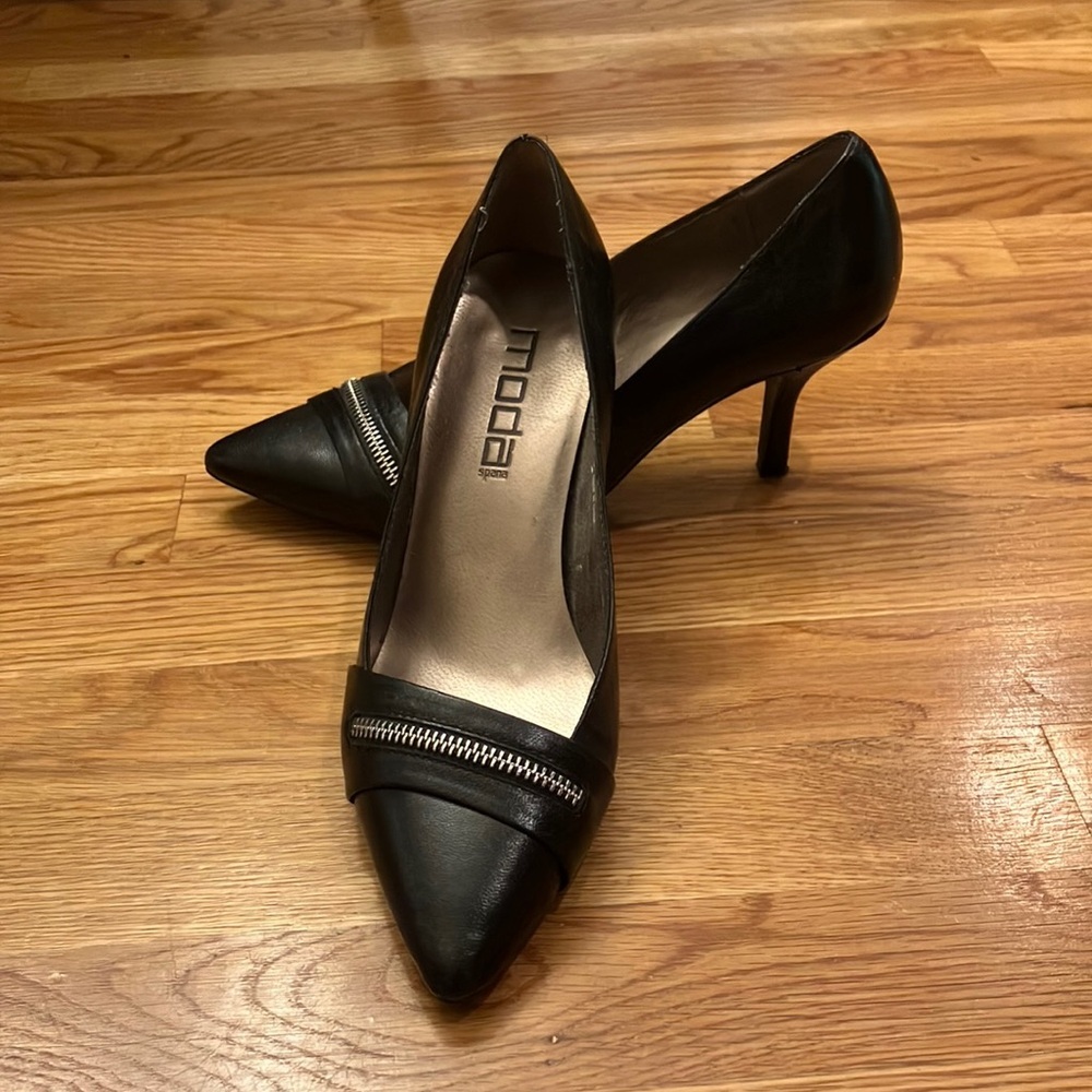 Women’s Moda Black Heels with Sleek Pointed Toe SZ 7.5 Zipper detail